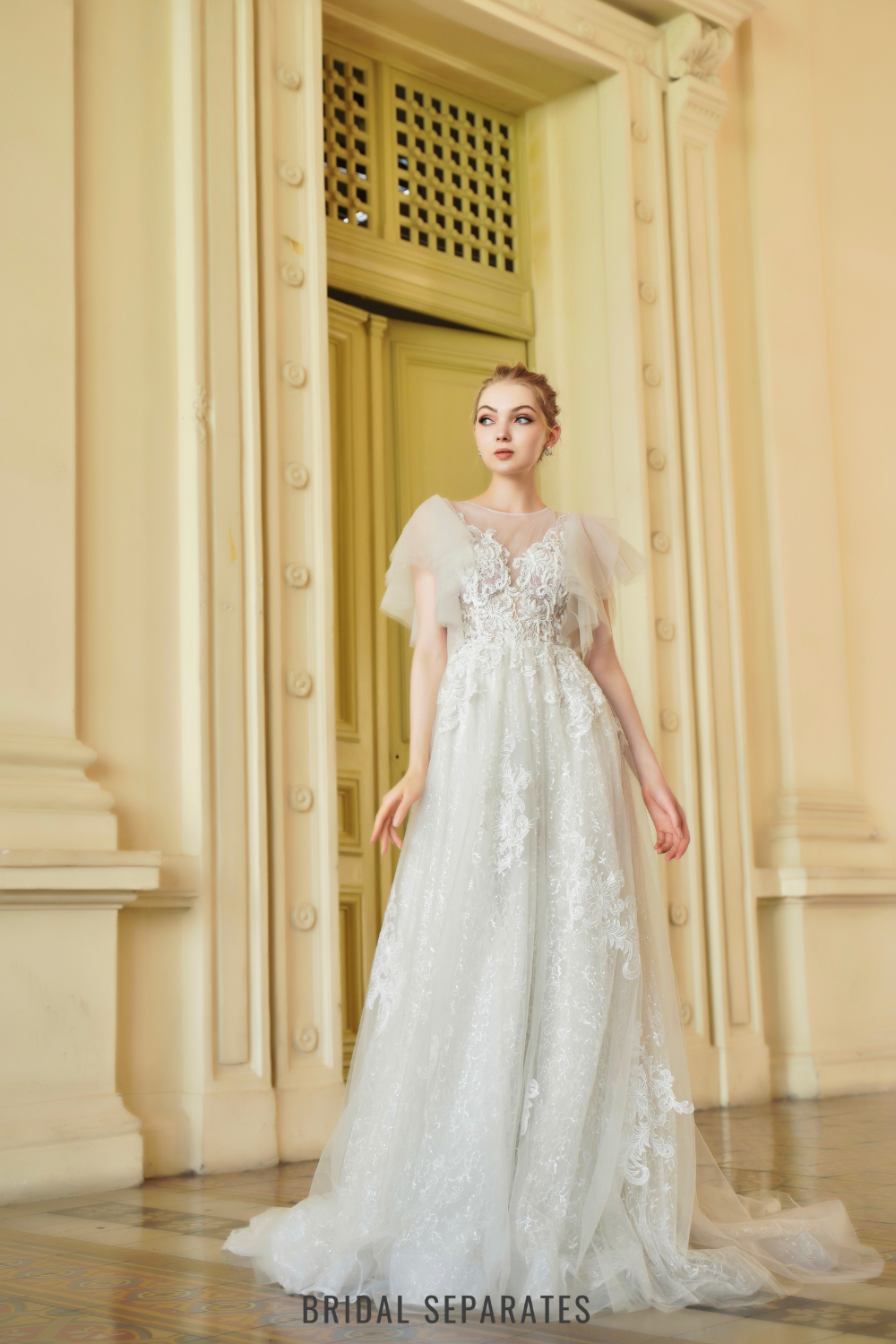 butterfly sleeve a line dress Butterfly Sleeve A-Line Chic Wedding Dress EU44 / Vanilla